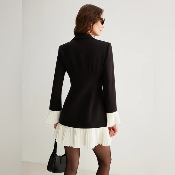 Commense V-Neck Two-Tone Pleated Button Dress - Picture 6 of 16